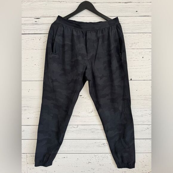 Lululemon - Men’s Black Camo Surge Pants - Picture 4 of 8